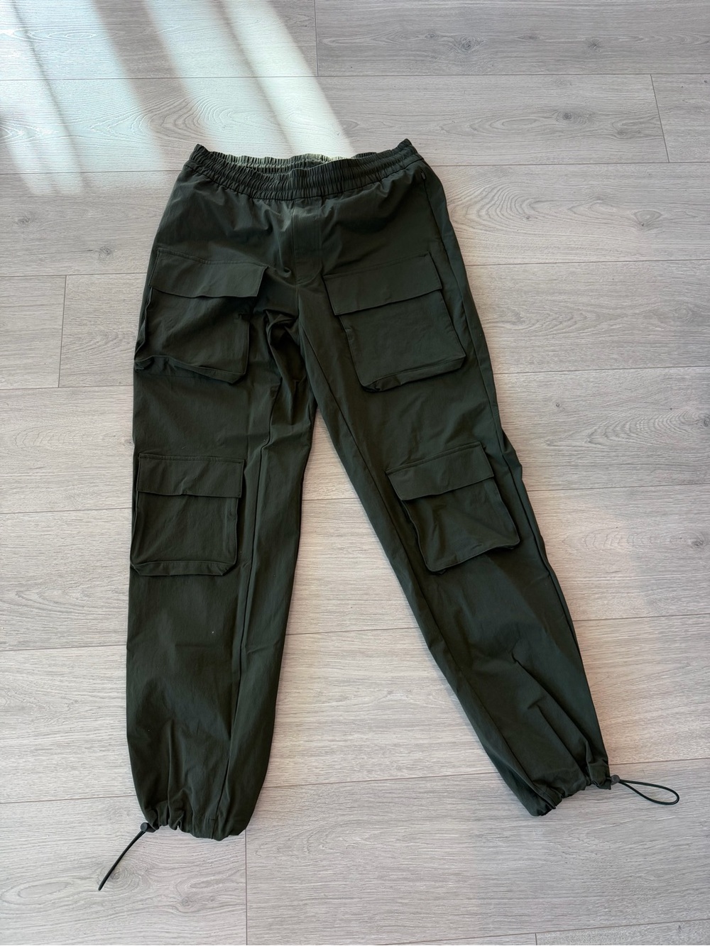 Alo yoga cargo venture pants in stealth green worn once